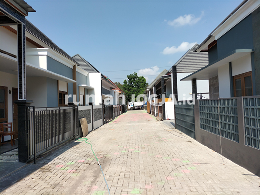 Image Property Rumah proses finishing dalam klaster dekat Kampus UII Terpadu